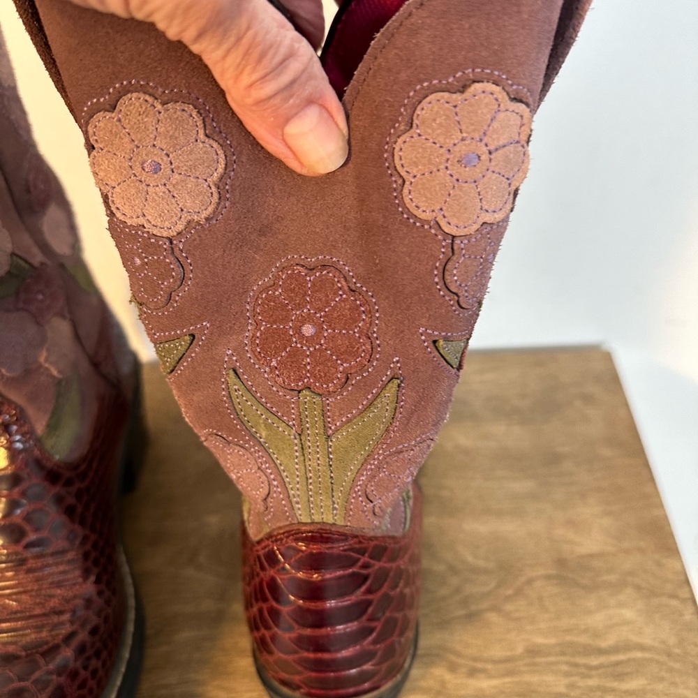 Ariat Brown Western Boots with Distressed Leather and Scalloped Design - Picture 5 of 8
